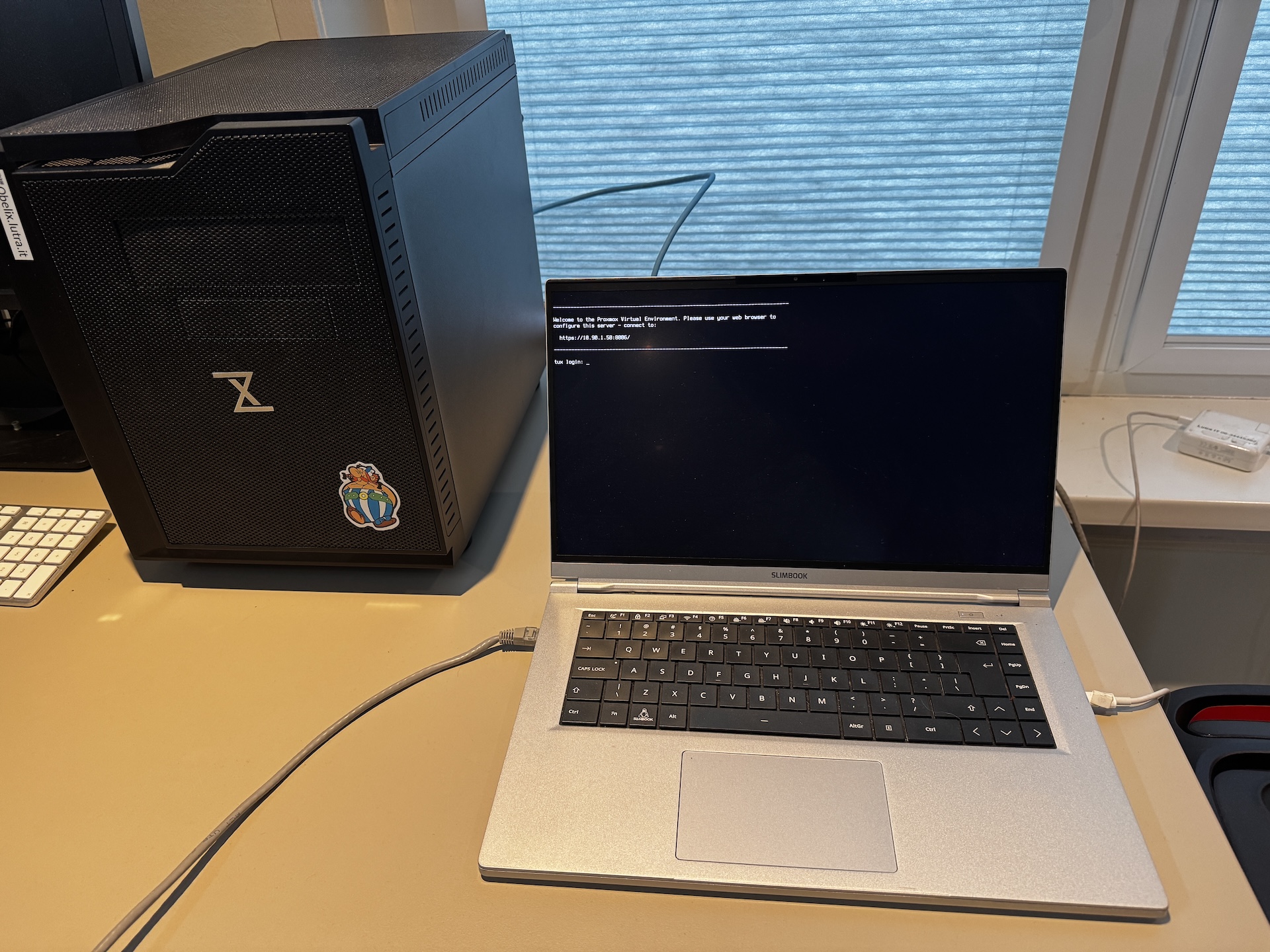 Foto van TUx laptop en Obelix desktop